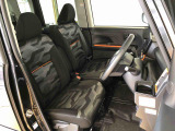 運転席の座面高さを調整できるシートリフターが付いています。フロントシートはベンチシートを採用で、座面も広く使い勝手もいいですよ♪