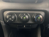 シンプルで使いやすい位置にスイッチがあるマニュアルエアコン搭載車です