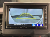 リバースギアに入れるだけで後方の表示へ切り替わります。夜間や雨の日の駐車も楽になりますよ。
