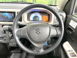 インテリアに合わせたデザインのステアリングは、運転される方のことも考え、運転しやすい形状、大きさです。是非一度、実際に触ってお確かめください。