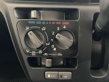 シンプルで使いやすい位置にスイッチがあるマニュアルエアコン搭載車です