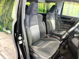 運転席まわりには十分なスペースがあり、大柄な方でもゆったり運転していただける環境です。