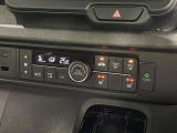 【オートエアコン】一度お好みの温度に設定すれば、車内の温度を検知し風量や温度を自動で調整。暑い&hellip;寒い&hellip;と何度もスイッチ操作をする必要はありません。快適な車内空間には必須の機能ですね♪