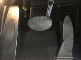 【ペダル】BMWはオルガン式アクセルペダルを採用しています。踏み込む足とペダルが同じ軌跡を描くため、かかとがずれにくく、アクセルコントロールがよりしやすくなるメリットがあります。