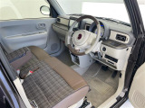 【運転席】座り心地が良いシートなので長時間の運転でも快適にお過ごしいただけます。新品のフロアマットのご注文も可能です。掲載箇所以外にご希望の写真がございましたらお気軽にお問い合わせ下さい。//