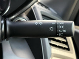 【オートライト(AUTO)】外の明るさをシステムが感知して、自動でヘッドライトが点灯します。ヘッドライトをつけ忘れを防ぐ便利機能です。