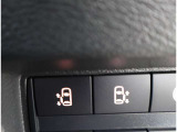 両側電動スライドドアをボタンで開閉可能です。