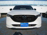シグネチャ-ウイング(グリルを底辺で支えるメッキパ-ツ)と呼ばれる金属調の翼がヘッドランプへつながるマツダ車共通の精悍なデザイン。
