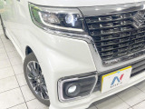 【LEDヘッドライト】悪天候や夜間走行時も良好な視界を確保し安心して運転できる高輝度LEDヘッドライトを装備!点灯速度が早く、消費電力も抑えられています。