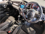 MINIの内装はとにかく『円』に拘ったデザインコンセプトが一目で伝わってきます。これほど円形に拘った車は他に御座いません。伝統のデザイン、トグルスイッチなど遊び心のある内装で御座います。
