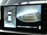 パノラミックビューモニターを装備。クルマを真上から見るように周囲を確認できます。