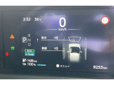 スピードメーター上に運転をサポートする様々な情報を表示してくれます。