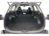 セカンドシートを倒した状態です。セカンドシートは独立可倒、荷物に合わせてラゲッジスペースをアレンジできます。