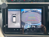 【パノラミックビューモニター】クルマを真上から見下ろした視点で駐車をサポートします。クルマの斜め後ろや真横など、いち早く障害物に気が付くことができます。
