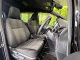 運転席まわりには十分なスペースがあり、大柄な方でもゆったり運転していただける環境です。
