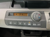 【オートエアコン】一度お好みの温度に設定すれば、車内の温度を検知し風量や温度を自動で調整。暑い&hellip;寒い&hellip;と何度もスイッチ操作をする必要はありません。快適な車内空間には必須の機能ですね♪