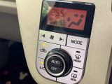 【オートエアコン】一度お好みの温度に設定すれば、車内の温度を検知し風量や温度を自動で調整。暑い&hellip;寒い&hellip;と何度もスイッチ操作をする必要はありません。快適な車内空間には必須の機能ですね♪