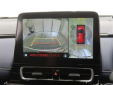 パノラミックビューモニター付きです。車両を上から見たような映像をディスプレイオーディオ画面に表示。運転席からの目視だけでは見にくい、車両周辺の状況をリアルタイムでしっかり確認できます。