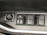 パワーウィンドのスイッチです。運転席に座りながら、助手席や後席の窓を開け閉めできるので大変便利ですよ。