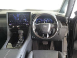 ウッド調と革巻きステアリングで快適な操作性の運転席です。