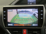 車両後方の映像を映すバックモニター。進路を確認しながら安全に車庫入れできます。