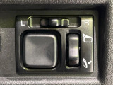 【電動格納ミラー】サイドミラーは電動格納式となっており、狭い駐車場でもキズがつくリスクを抑えられます。