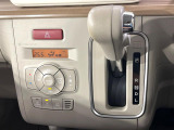 【オートエアコン】一度お好みの温度に設定すれば、車内の温度を検知し風量や温度を自動で調整。暑い&hellip;寒い&hellip;と何度もスイッチ操作をする必要はありません。快適な車内空間には必須の機能ですね♪