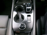 オートブレーキホールド。信号待ちなどの停車時に、ブレーキペダルを不に続けなくていなくても自動的にブレーキ力がキープされる機能です。アクセルペダルを踏めば、ブレーキが解除され発進が可能です。