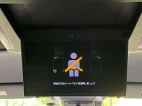 【フリップダウンモニター】大画面モニターで後席でもエンタメをお楽しみいただけます。小さなお子様にも大人気の装備です♪