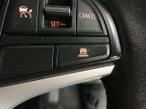 前走車との距離を自動でキープする追従機能の車間距離設定スイッチ。高速道路や渋滞時でも、好みの車間に合わせて快適に走行できる便利な装備です。