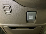 アクセサリーソケットはUSBのアダプターなどをつければ、スマホの充電にも使えます。周辺には物が置けるボックスがついています。
