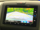【バックカメラ】駐車時に後方がリアルタイム映像で確認できます。大型商業施設や立体駐車場での駐車時や、夜間のバック時に大活躍!運転スキルに関わらず、今や必須となった装備のひとつです!