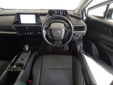 革巻きステアリングで快適な操作性の運転席です。