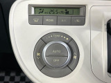 【オートエアコン】一度お好みの温度に設定すれば、車内の温度を検知し風量や温度を自動で調整。暑い&hellip;寒い&hellip;と何度もスイッチ操作をする必要はありません。快適な車内空間には必須の機能ですね♪