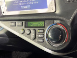 【オートエアコン】一度お好みの温度に設定すれば、車内の温度を検知し風量や温度を自動で調整。暑い&hellip;寒い&hellip;と何度もスイッチ操作をする必要はありません。快適な車内空間には必須の機能ですね♪