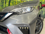 【LEDヘッドライト】悪天候や夜間走行時も良好な視界を確保し安心して運転できる高輝度LEDヘッドライトを装備!点灯速度が早く、消費電力も抑えられています。