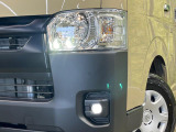 【LEDヘッドライト】悪天候や夜間走行時も良好な視界を確保し安心して運転できる高輝度LEDヘッドライトを装備!点灯速度が早く、消費電力も抑えられています。