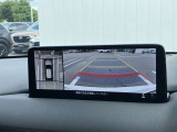 360&deg;ビューモニターでは、両サイドとフロント、バックカメラの合成で、あたかも上空から見下ろした様に周囲を確認して頂けます。駐車場だけでなく、T字路等でも活躍のアイテムです!