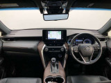 シンプルながら機能性あふれる運転席廻りです。視界性もよく、運転しやすいですよ。