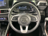 インテリアに合わせたデザインのステアリングは、運転される方のことも考え、運転しやすい形状、大きさです。是非一度、実際に触ってお確かめください。