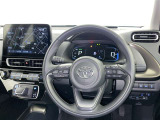 運転席まわりです。 各操作スイッチは使いやすい位置に配置されてます。