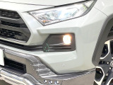 【LEDヘッドライト】悪天候や夜間走行時も良好な視界を確保し安心して運転できる高輝度LEDヘッドライトを装備!点灯速度が早く、消費電力も抑えられています。