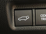 【パワーバックドア】スマートキーや運転席のボタンを押すだけでリアゲートが自動で開閉します!荷物を持っている時や、高い位置にあるバックドアを閉める際に便利な機能です♪