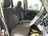 運転席まわりには十分なスペースがあり、大柄な方でもゆったり運転していただける環境です。