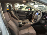 運転席の画像です。足元やシートまわりに余裕があり、リラックスした姿勢で運転が可能です。視界も良好で操作系へのアクセスもしやすく、快適で安心感のあるドライブをサポートします。