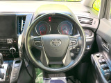 【純正革巻きステアリング】上質な革を使用することで、手にしっかり馴染みとても運転しやすいハンドルです♪