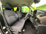 運転席まわりには十分なスペースがあり、大柄な方でもゆったり運転していただける環境です。