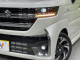 【LEDヘッドライト】悪天候や夜間走行時も良好な視界を確保し安心して運転できる高輝度LEDヘッドライトを装備!点灯速度が早く、消費電力も抑えられています。