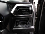 運転席のカップホルダーはエアコンの吹き出し口にありますので冷やしたり温めたりすることが出来ます☆