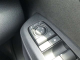 電動格納ドアミラー付き。スイッチ操作でミラーが開閉します。